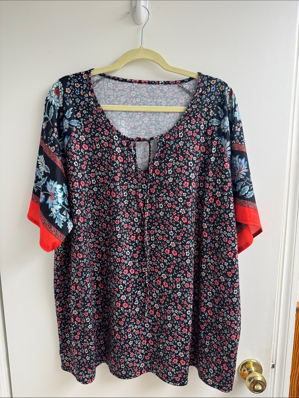 Like new short sleeve top women 3X-4X, black with floral design and v-neck tie